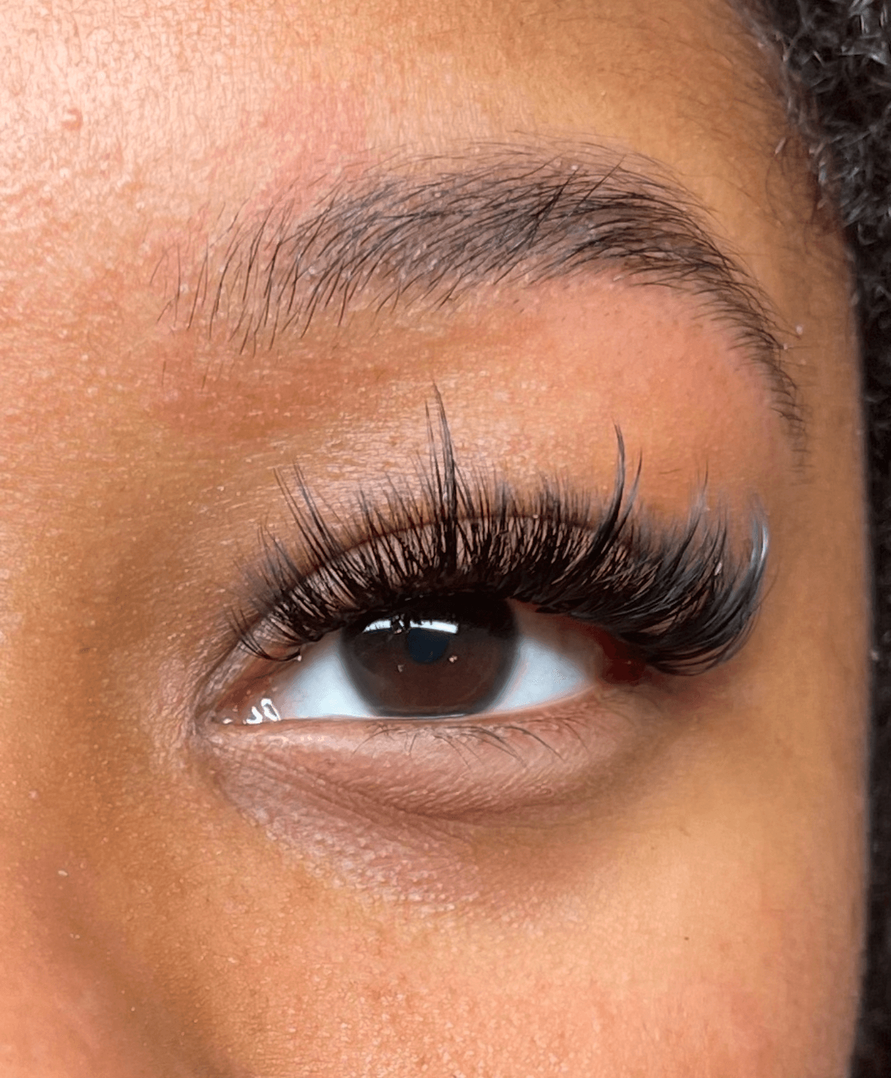 Wispy hybrid lash extensions with natural volume